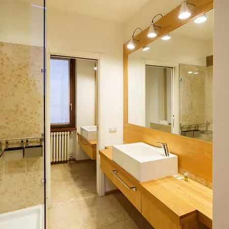 Domus - Elegante Residenza Satiro アパート ヴェローナ